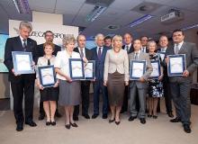 10 najlepszych miast na prawach powiatu. Od lewej: Prezydent Poznania Ryszard Grobelny; Iwona Wendel, wicedyrektor z Krakowa; Robert Sochacki, wiceprezes BGK; Alicja Kolańska, sekretarz miasta Toruń; Jacek Krywult, prezydent Bielsko-Białej; prof. Jerzy Buzek, Ryszard Słoka, sekretarz Szczecin; Elżbieta Bieńkowska, minister rozwoju regionalnego, Łukasz Magin, wiceprezydent Łodzi; Maciej Bluj, wiceprezydent Wrocławia; Paweł Lisicki, redaktor naczelny „Rz”, Teresa Blacharska, skarbnik Gdańska, Paweł Orłowski, do niedawna wiceprezydent Sopotu a obecnie posełBigger
