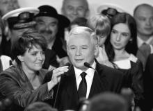 Prezes PiS uznał, że dalsze schlebianie wyborcom, którzy odrzucili wyciągniętą przezeń dłoń, nie ma sensu. Stąd m.in. decyzja o marginalizacji osób  takich jak Joanna Kluzik-Rostkowska, szefowa sztabu wyborczego i powrót na plan pierwszy tych, których ostatnio PiS „chował”: Brudzińskiego,  Ziobry czy Macierewicza– uważa publicysta. Na zdjęciu wieczór wyborczy w sztabie PiS, 4 lipca 2010 r.Bigger