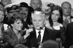 Prezes PiS uznał, że dalsze schlebianie wyborcom, którzy odrzucili wyciągniętą przezeń dłoń, nie ma sensu. Stąd m.in. decyzja o marginalizacji osób  takich jak Joanna Kluzik-Rostkowska, szefowa sztabu wyborczego i powrót na plan pierwszy tych, których ostatnio PiS „chował”: Brudzińskiego,  Ziobry czy Macierewicza– uważa publicysta. Na zdjęciu wieczór wyborczy w sztabie PiS, 4 lipca 2010 r.
