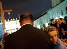 W nocy przy krzyżu przed  Pałacem Prezydenckim melodia pieśni religijnych mieszała się  z okrzykami: „Ateiści też mają prawo żyć”.  12-letnia Ola  z Białogardu:  – Chcemy czcić pamięć tych, którzy zginęli  w katastrofie smoleńskiejBigger