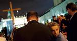 W nocy przy krzyżu przed  Pałacem Prezydenckim melodia pieśni religijnych mieszała się  z okrzykami: „Ateiści też mają prawo żyć”.  12-letnia Ola  z Białogardu:  – Chcemy czcić pamięć tych, którzy zginęli  w katastrofie smoleńskiej