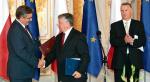 Bronisław Komorowski 6 lipca na Zamku Królewskim odebrał zaświadczenie o wyborze.  Na zdjęciu z marszałkiem Senatu Bogdanem Borusewiczem. Z prawej szef PKW Stefan Jaworski