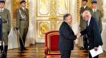≥Lech Kaczyński  otrzymał insygnia 23 grudnia 2005 r. Na zdjęciu na Zamku Królewskim  z ówczesnym przewodniczącym Kapituły Orderu Orła Białego Władysławem Bartoszewskim