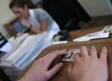 Mając dane o koncie, grupa znajduje osobę w podobnym wieku. Potem „wyrabia” dla niej dowód z jej zdjęciem, ale nazwiskiem właściciela konta. – Taka osoba zjawia się w banku i zmienia podpis i numer telefonuBigger