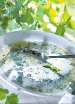 Młode liście pokrzyw nadają się  jako dodatek  do potraw  z jaj, ale też zup czy pasty  z twarożku.  Parzące właściwości tracą, gdy je krótko zblanszować, czyli zanurzyć we wrzątku