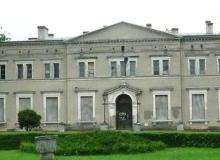 Rodzina Kwileckich  od lat ubiega się o zwrot rodowej siedziby  w Kwilczu, uznawanej  za  znakomitą późnoklasycystyczną siedzibę  ziemiańskąBigger