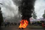 Przed szczecińską stocznią protestowało kilkuset związkowców