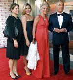 Nowy właściciel „Newsweeka”, amerykański biznesmen Sidney Harman,  chce dać tygodnikowi drugie życie. Na zdjęciu z żoną Jane i córkami Justine i Hilary
