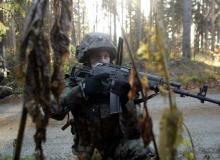 W pełnym wymiarze szkolą się tylko żołnierze, którzy wyjeżdżają na misję - twierdzi gen. Waldemar Skrzypczak, były dowódca Wojsk Lądowych. Na zdjęciu ćwiczenia 17. Brygady Zmechanizowanej w Górach Stołowych w 2006 roku przed wyjazdem do AfganistanuBigger