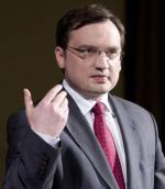 Przeciwnicy Zbigniewa Ziobry uważają, że europoseł chce podstępem przejąć władzę w partii