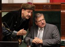 Jacek Bogucki (PiS) nie wstydzi się kontusza. Na zdjęciu w Sejmie z Bronisławem Komorowskim herbu Dołęga w lipcu 2009 r.Bigger