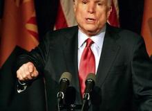 John McCain omal nie przegrał rywalizacji o fotel w Senacie z kandydatem Tea Party / fot: ROY DABNERBigger
