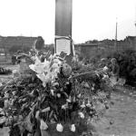 Wiersz Byrona na krzyżu  przed stocznią w sierpniu 1980 roku
