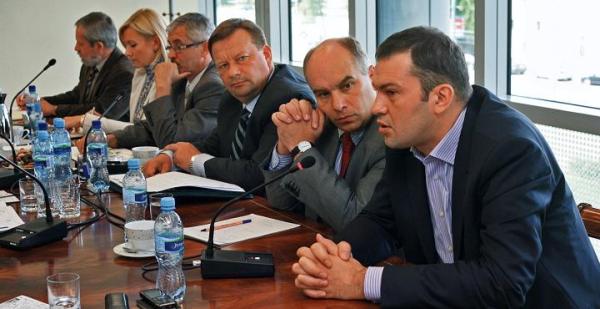 Jakub Szulc, wiceminister zdrowia (na pierwszym planie), przyznał, że ministerstwo nie myśli obecnie o wprowadzaniu do ochrony zdrowia konkurentów dla Narodowego Funduszu Zdrowia. W debacie udział wzięli także Łukasz Zalicki, partner Zarządzający  Ernst & Young Polska, Maciej Bogucki, koordynator ochrony zdrowia na forum krynickim, Marek Wójcik ze Związku Powiatów Polskich  oraz Małgorzata Gałązka-Sobotka z rady nadzorczej NFZ