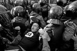 Milicja brutalnie pacyfikuje demonstrację ruchu obywatelskiego Strategia w Petersburgu 31 sierpnia 2010 r.