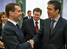 Prezydent Rosji Dmitrij Miedwiediew i sekretarz generalny NATO Anders Fogh Rasmussen w Moskwie w grudniu ubiegłego rokuBigger