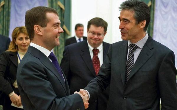 Prezydent Rosji Dmitrij Miedwiediew i sekretarz generalny NATO Anders Fogh Rasmussen w Moskwie w grudniu ubiegłego roku