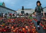 Wśród harcerzy krąży kilka wersji na temat tego, kto przyniósł krzyż przed Pałac Prezydencki