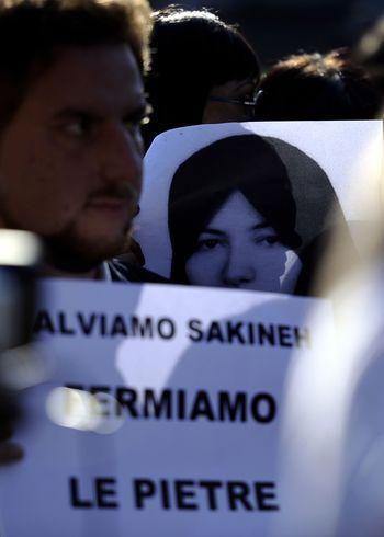 Protesty przeciwko ukamienowaniu Iranki przed ambasadą Iranu w Rzymie