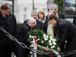 Jarosław Kaczyńskii posłowie PiS pod krzyż doszli, korzystając z przejścia przez Pałac Prezydecki