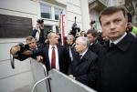 Delegacja PiS zmierzająca pod krzyż, by złożyć pod nim kwiaty 5 miesięcy po tragedii smoleńskiej