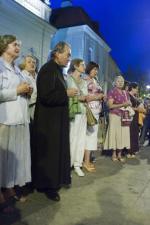 Ks. Małkowski wśród modlących się pod krzyżem