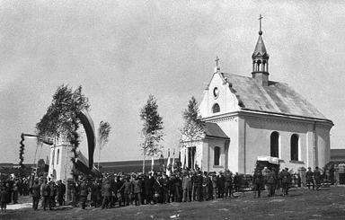 Uroczystości przy kaplicy wzniesionej na mogile poległych w walkach
 1920 r.