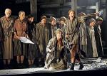 W scenach  w Auschwitz reżyser David Pountney operuje wyrazistymi symbolami