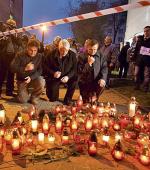 Wieczorem przed budynek, w którym doszło  do tragedii, ludzie przynosili znicze i modlili się 