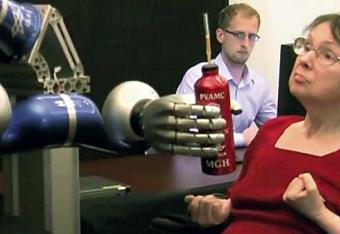 Sterowany myślą robot zastąpi sparaliżowanym opiekuna