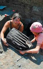 Drewniany kloc służący jako podstawa portowego dźwigu (fot. C. Sanchez/CNRS)
