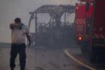 Izraelskie radio publiczne podało, że autokar przewożący ok. 50 więźniów przewrócił się, a następnie zapalił