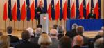 Posłowie zastanawiają się, dlaczego szef MSZ nie otrzymuje informacji na temat kandydatów od służb specjalnych. Na zdjęciu spotkanie premiera Donalda Tuska i ministra spraw zagranicznych Radosława Sikorskiego z ambasadorami w Warszawie w 2009 r.