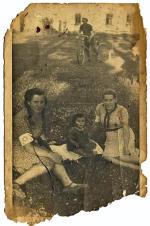 Nieznana dotąd fotografia Żydówek, którym pomagali Ulmowie. Widać na niej ślady krwi zamordowanej polskiej rodziny 