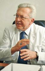 Prof. dr hab. med. Kazimierz Roszkowski-Śliż jest kierownikiem III Kliniki Chorób Płuc Instytutu Gruźlicy  i Chorób Płuc w Warszawie, konsultantem krajowym