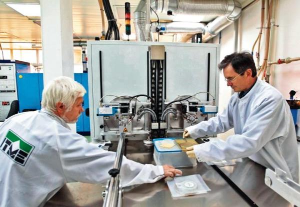Dariusz Czołak i Włodzimierz Strupiński z pracowni ITME, która zajmuje się m.in. metodą produkcji grafenu 