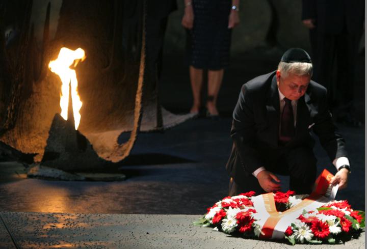 Lech Kaczyński przy zniczu pamięci Instytutu Yad Vashem, wrzesień 2006