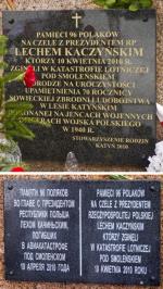 W sobotę okazało się, że Rosjanie zmienili tablicę na kamieniu leżącym w miejscu katastrofy