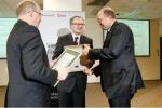 Rudolf Ostrihansky odebrał z rąk wiceministra sprawiedliwości Grzegorza Wałejki dyplom dla kancelarii Sołtysiński Kawecki & Szlęzak, za trzy tytuły lidera 