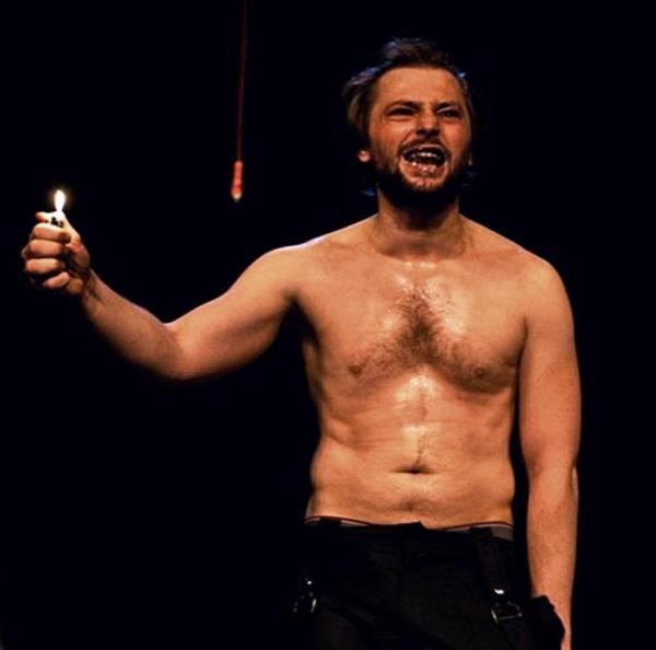 Michał Czachor zagrał w spektaklu „Mickiewicz. Dziady. Performance” Gustawa/Konrada (fot. Magda Hueckel/Teatr Polski w Bydgoszczy)