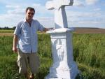 Witold Goliński przy krzyżu ufundowanym przez jego prapradziadka Tomasza Toporowskiego w Sobódce (pow. Brzeżany)