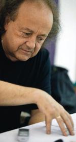 Józef Skrzek (ur. 1948 r.), kompozytor muzyki rockowej,  elektronicznej i filmowej, pianista, twórca grupy SBB. Był członkiem Breakoutu, grał z Czesławem Niemenem, lider wielu projektów muzycznych. Spektakl „63 dni gniewu” odbędzie się  31 lipca na placu Krasińskich w Warszawie, wystąpią m.in.  Danuta Stenka i Kinga Preis