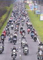 Podczas kursów dla motocyklistów szkoleniowcy szczególnie zwracają uwagę na pierwszą pomoc przedmedyczną. Na zdjęciu rozpoczęcie sezonu motocyklowego w Bydgoszczy, 2010 r.