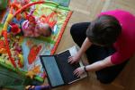 Rośnie udział kobiet prowadzących sklepy internetowe. Jest to częsta droga rozwoju zawodowego matek małych dzieci.