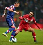 Turcja – Chorwacja 0:3. Mario Mandżukić (z lewej) i Selcuk Inan  