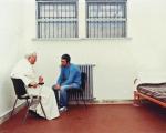Od 500 zł będzie licytowana ta fotografia. Arturo Mari wykonał ją w 1983 r. w czasie wizyty Jana Pawła II u zamachowca Ali Agcy