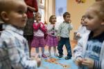 Niezgodne z prawem jest pobieranie opłaty za każdą rozpoczętą godzinę ponad czas zadeklarowany w umowie podpisanej z przedszkolem - wskazują sądy
