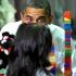 USA: Prezydent Barack Obama rozmawia z uczennicą podsatwówki, fot. Mandel Ngan