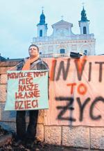 Pomysł, by miasta współfinansowały in vitro, forsowany przez radnych SLD, zdaniem politologów służy przyciągnięciu wyborców Ruchu Palikota. Na zdjęciu protest zwolenników Ruchu Poparcia Janusza Palikota przed archikatedrą lubelską przeciwko stanowisku Kościoła w sprawie in vitro w 2010 roku