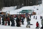 Regulacja przewiduje m.in., że dzieci i młodzież do lat 16. będą musieli jeździć na nartach czy snowbordzie w kaskach